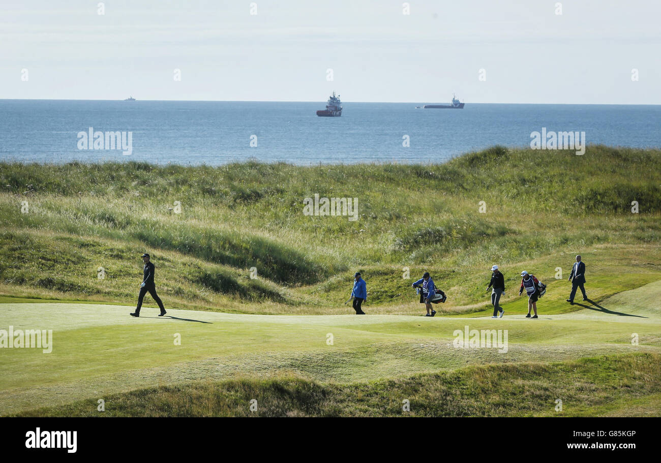 Der Schwede Robert Karlsson und der Engländer David Howell auf dem 4. Fairway am vierten Tag des Saltyre Energy Paul Lawrie Match Play im Murcar Links Golf Club, Aberdeen. DRÜCKEN SIE VERBANDSFOTO. Bilddatum: Sonntag, 2. August 2015. Siehe PA Geschichte GOLF Murcar. Bildnachweis sollte lauten: Danny Lawson/PA Wire. EINSCHRÄNKUNGEN: Nur für redaktionelle Zwecke. Keine kommerzielle Nutzung. Keine falsche kommerzielle Vereinigung. Keine Videoemulation. Keine Bildbearbeitung. Stockfoto
