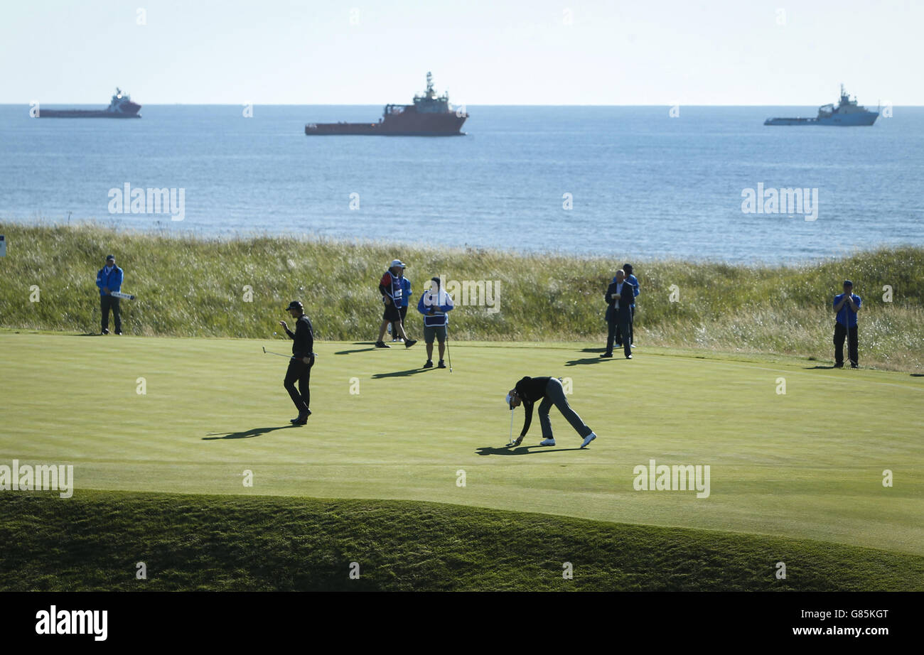 Schwedens Robert Karlsson und Englands David Howell auf dem 4. Green während des vierten Tages des Saltyre Energy Paul Lawrie Match Play im Murcar Links Golf Club, Aberdeen. DRÜCKEN Sie VERBANDSFOTO. Bilddatum: Sonntag, 2. August 2015. Siehe PA Geschichte GOLF Murcar. Bildnachweis sollte lauten: Danny Lawson/PA Wire. EINSCHRÄNKUNGEN: . Keine kommerzielle Nutzung. Keine falsche kommerzielle Verbindung. Keine Videoemulation. Keine Bildbearbeitung. Stockfoto