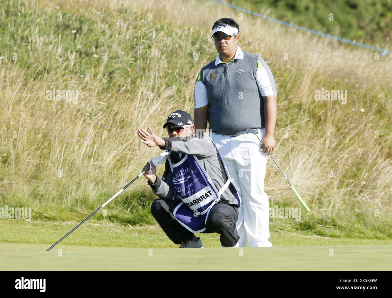 Thailands Kiradech Aphabarnrat auf dem ersten Grün am vierten Tag des Saltyre Energy Paul Lawrie Match Play im Murcar Links Golf Club, Aberdeen. DRÜCKEN SIE VERBANDSFOTO. Bilddatum: Sonntag, 2. August 2015. Siehe PA Geschichte GOLF Murcar. Bildnachweis sollte lauten: Danny Lawson/PA Wire. EINSCHRÄNKUNGEN: Nur für redaktionelle Zwecke. Keine kommerzielle Nutzung. Keine falsche kommerzielle Vereinigung. Keine Videoemulation. Keine Bildbearbeitung. Stockfoto