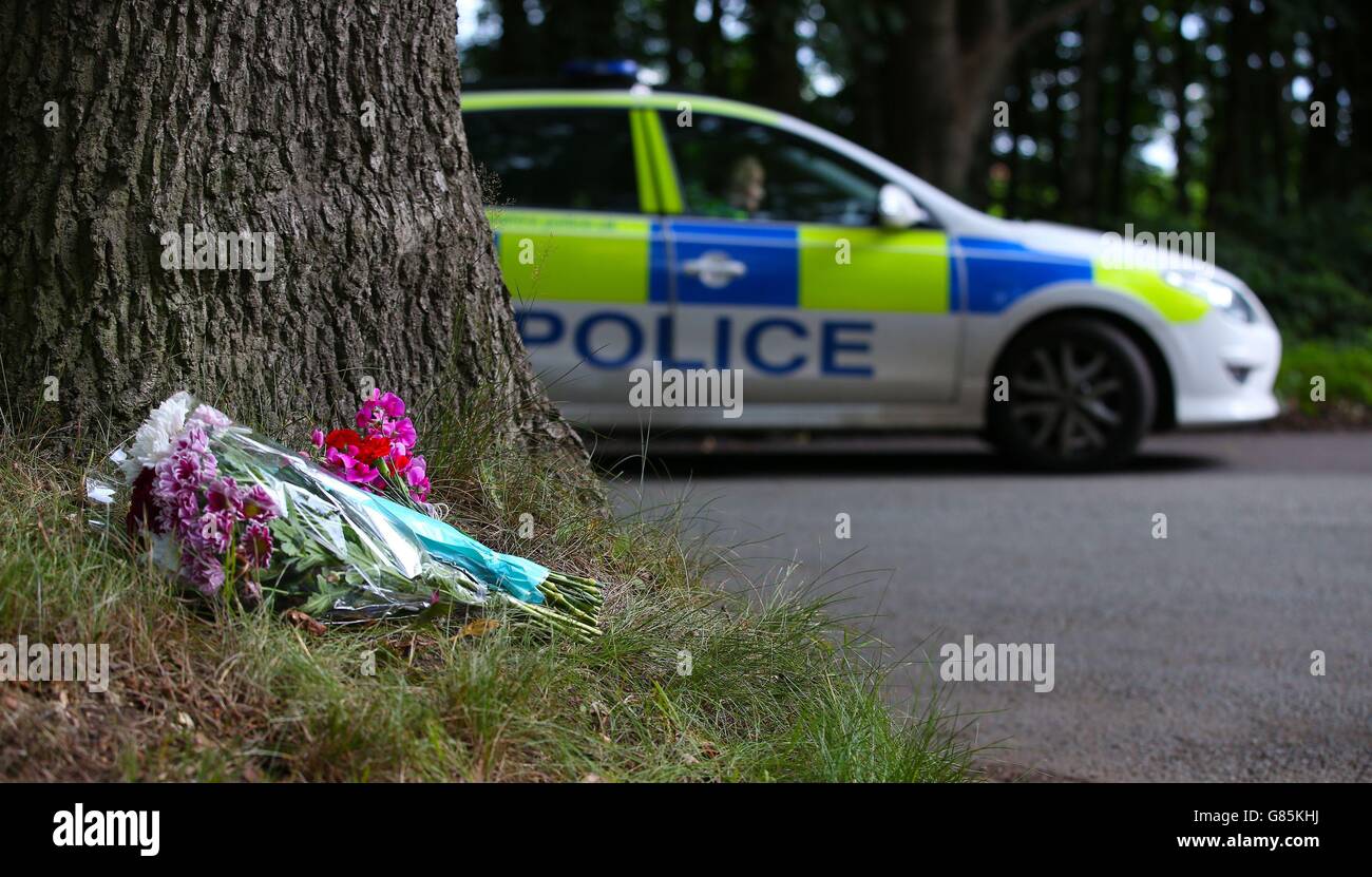 Blumen am Eingang zur Coach Road, da die Polizei den Standort eines Flugzeugs gesperrt hat, das während der Teilnahme am CarFest im Oulton Park, in der Stadt, in der Kevin Whyman, 35, am Samstag gegen 14 Uhr bei dem Unfall ums Leben kam, abgestürzt ist. Stockfoto