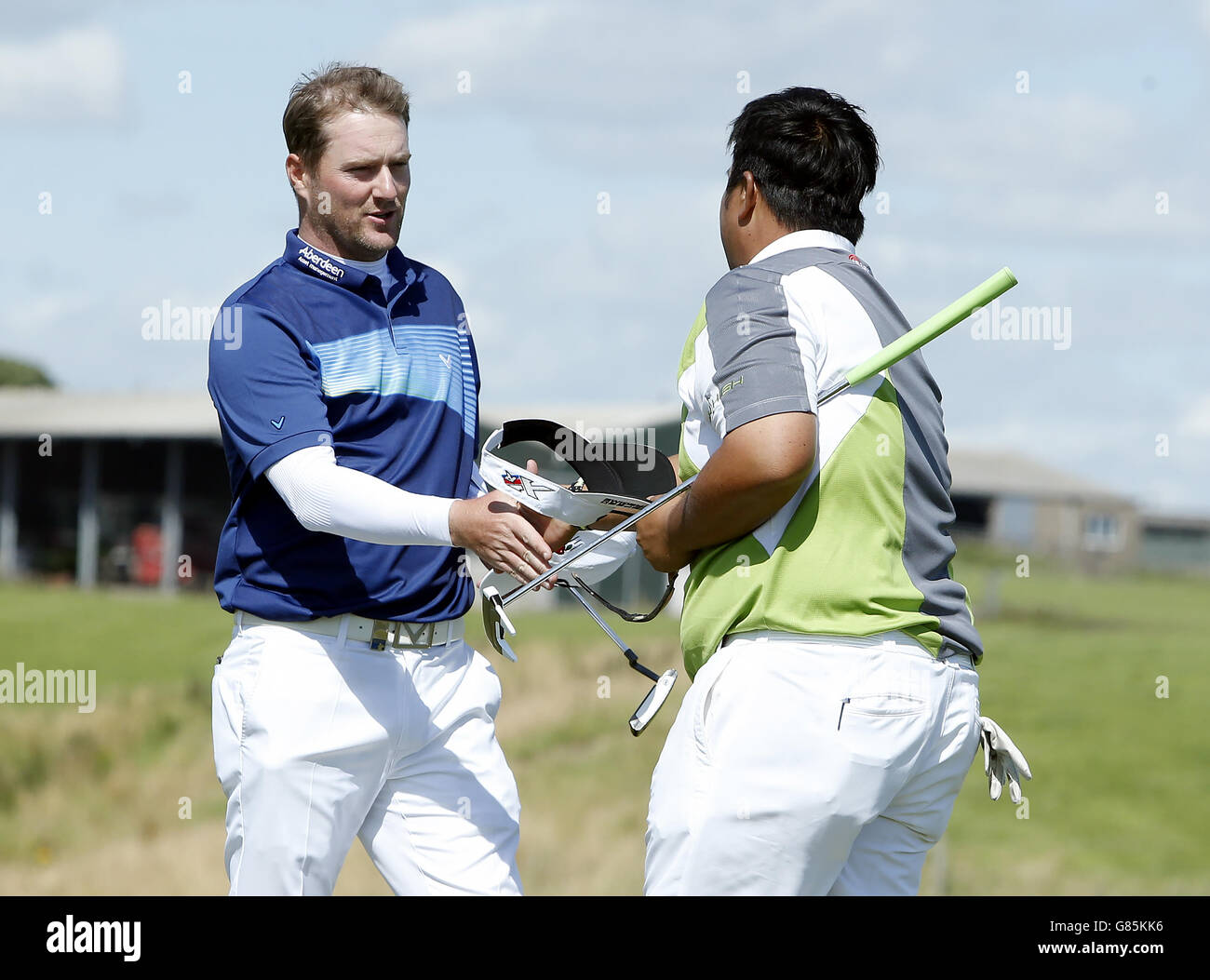 Schottlands Marc Warren (links) gratuliert Kiradech Aphabarnrat zum 16. Green, nachdem er am vierten Tag des Saltyre Energy Paul Lawrie Match Play im Murcar Links Golf Club, Aberdeen, aus dem Spiel geworfen wurde. DRÜCKEN SIE VERBANDSFOTO. Bilddatum: Sonntag, 2. August 2015. Siehe PA Geschichte GOLF Murcar. Bildnachweis sollte lauten: Danny Lawson/PA Wire. EINSCHRÄNKUNGEN: Nur für redaktionelle Zwecke. Keine kommerzielle Nutzung. Keine falsche kommerzielle Vereinigung. Keine Videoemulation. Keine Bildbearbeitung. Stockfoto