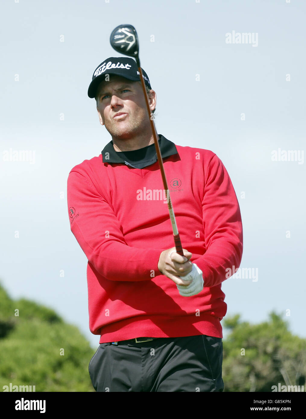Schwedens Robert Karlsson auf dem dritten Abschlag während des Finales des Saltyre Energy Paul Lawrie Match Play am vierten Tag des Saltyre Energy Paul Lawrie Match Play im Murcar Links Golf Club, Aberdeen. DRÜCKEN SIE VERBANDSFOTO. Bilddatum: Sonntag, 2. August 2015. Siehe PA Geschichte GOLF Murcar. Bildnachweis sollte lauten: Danny Lawson/PA Wire. EINSCHRÄNKUNGEN: Nur für redaktionelle Zwecke. Keine kommerzielle Nutzung. Keine falsche kommerzielle Vereinigung. Keine Videoemulation. Keine Bildbearbeitung. Stockfoto