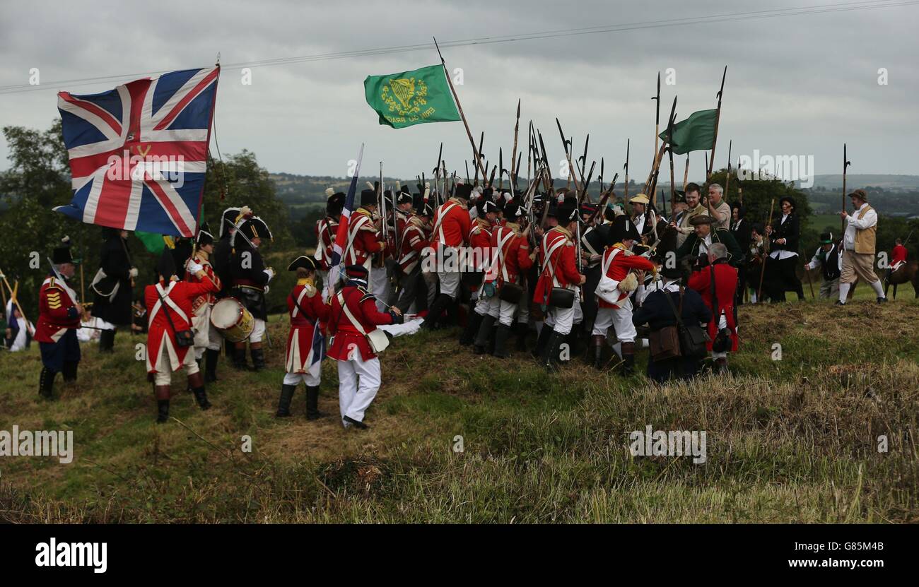 EIGENSTÄNDIGES Foto. Britische und irische Streitkräfte treffen sich während der jährlichen Essig Hill Battle, der größten Schlacht in Irland in Enniscorthy, Co Wexford. Stockfoto