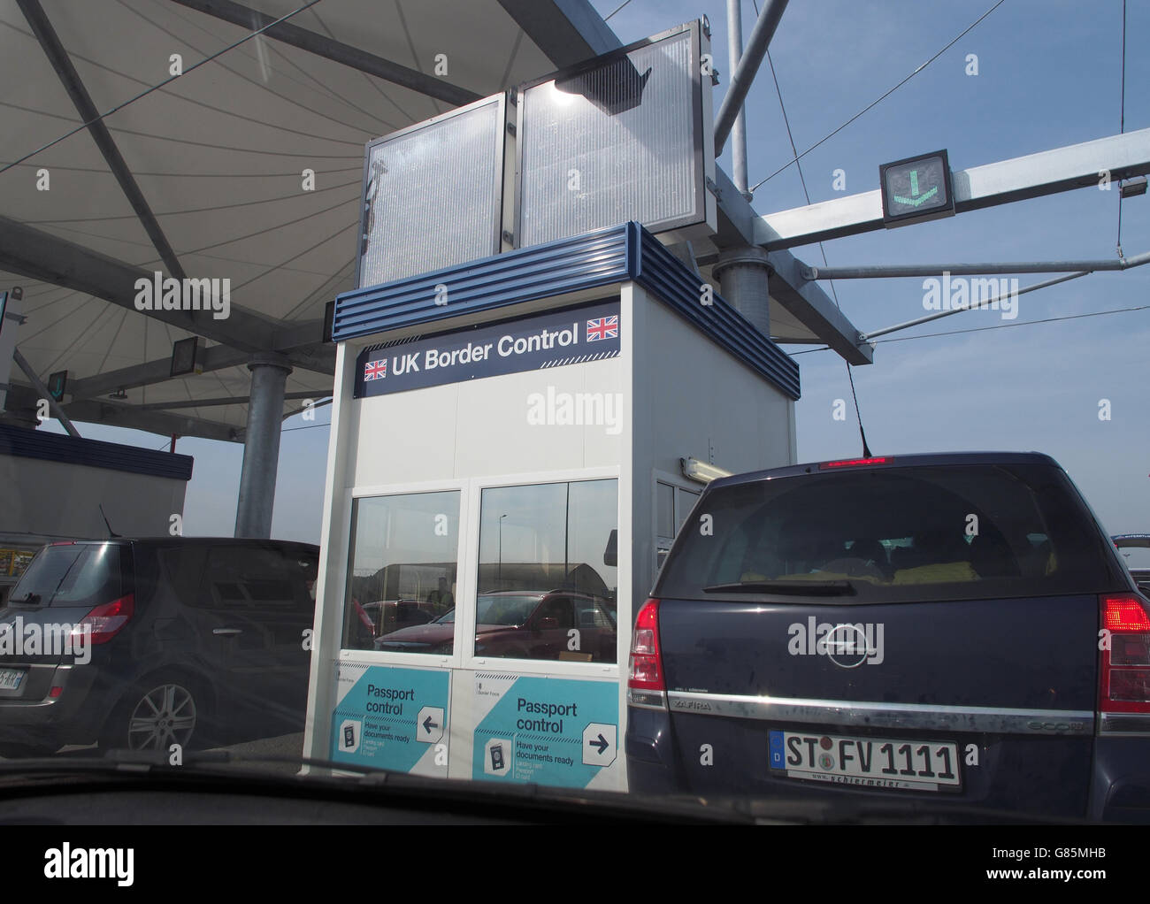 Autos fahren durch UK Border Control Checkpoints in Calais Fährhafen in Frankreich. DRÜCKEN Sie VERBANDSFOTO. Bilddatum: Samstag, 1. August 2015. Bildnachweis sollte lauten: Yui Mok/PA Wire Stockfoto
