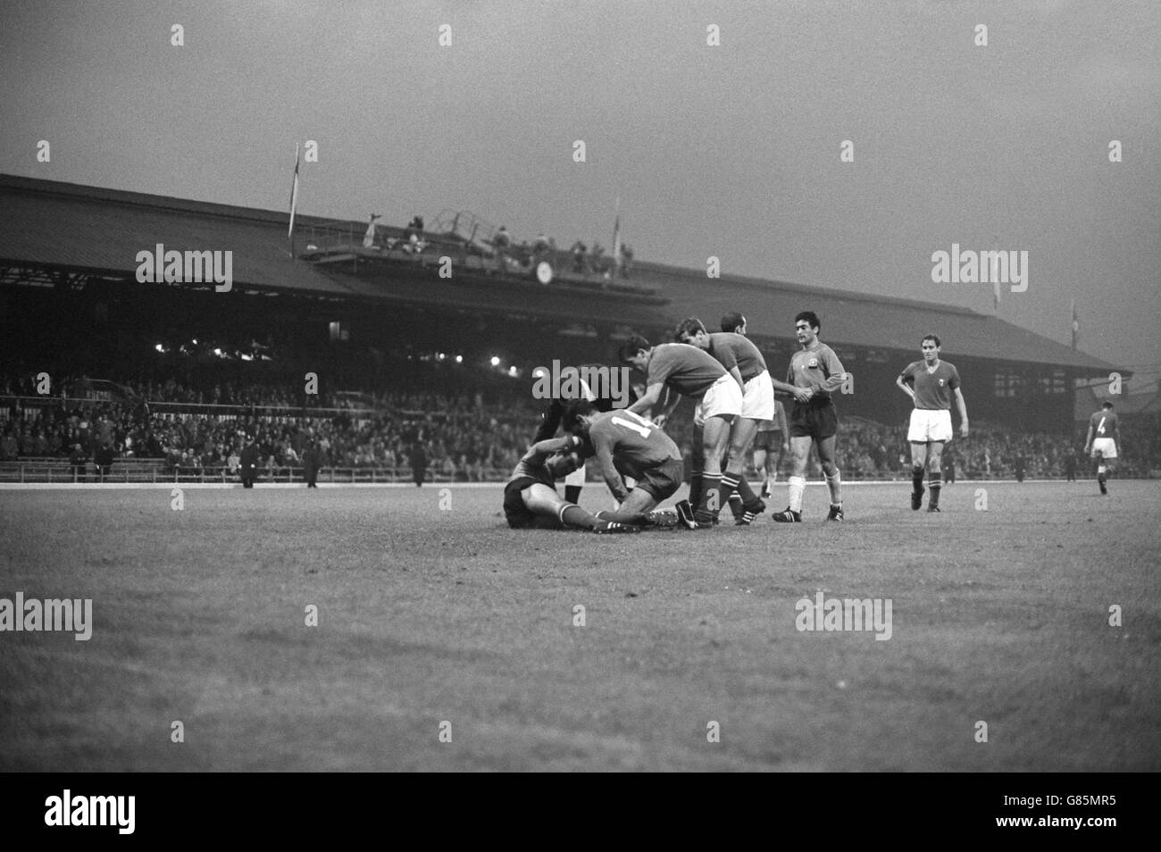 Fußball - FIFA Fußball-Weltmeisterschaft England 1966 - Gruppe 4 - Chile gegen Italien - Roker Park. Chiles Armando Tobar liegt am Boden verletzt. Stockfoto