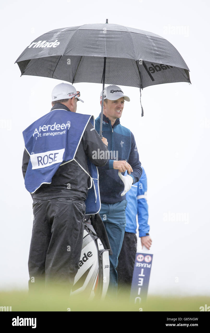 Der englische Justin Rose versucht, trocken zu bleiben, während er am zweiten Tag der Scottish Open im Gullane Golf Club, East Lothian, auf das 4. Loch wartet. DRÜCKEN SIE VERBANDSFOTO. Bilddatum: Freitag, 10. Juli 2015. Siehe PA Geschichte GOLF Gullane. Der Bildnachweis sollte lauten: Kenny Smith/PA Wire. EINSCHRÄNKUNGEN: Nur für redaktionelle Zwecke. Keine kommerzielle Nutzung. Keine falsche kommerzielle Vereinigung. Keine Videoemulation. Keine Bildbearbeitung. Stockfoto