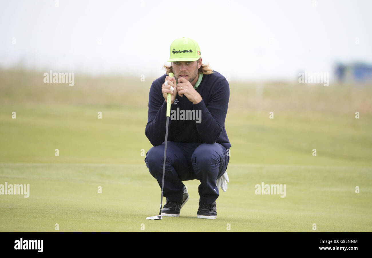 Der Schwede Johan Carlsson legt seinen Putt am 13. Während des zweiten Tages der Scottish Open im Gullane Golf Club, East Lothian, an. DRÜCKEN SIE VERBANDSFOTO. Bilddatum: Freitag, 10. Juli 2015. Siehe PA Geschichte GOLF Gullane. Der Bildnachweis sollte lauten: Kenny Smith/PA Wire. EINSCHRÄNKUNGEN: Keine kommerzielle Nutzung. Keine falsche kommerzielle Vereinigung. Keine Videoemulation. Keine Bildbearbeitung. Stockfoto
