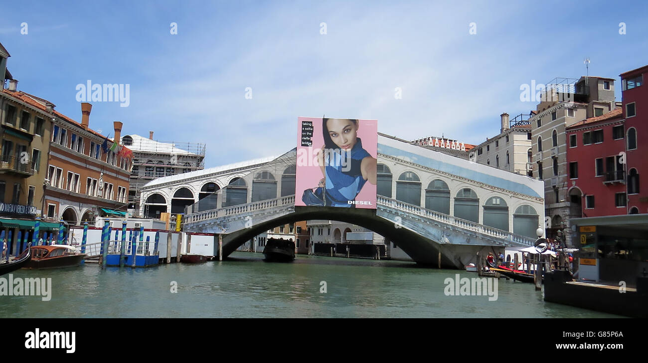 Venedig, Italien. Restaurierung der Rialto-Brücke im Jahr 2016 von Diesel CEO Ranzo Rossi gesponsert.  Foto Tony Gale Stockfoto