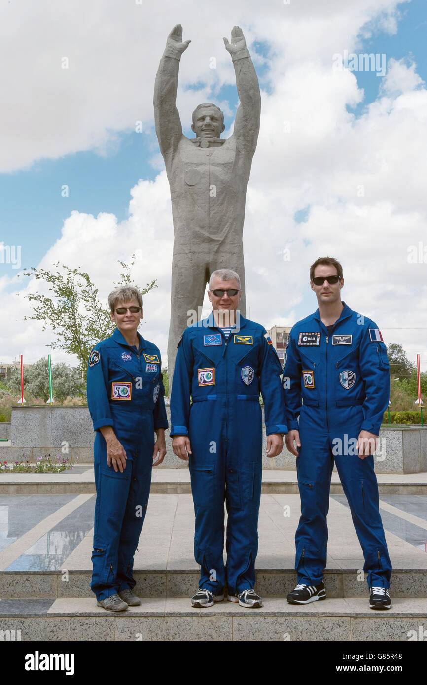Internationale Raumstation ISS-Expedition 49 backup Crew-Mitglieder stellen vor einer Statue von Yuri Gagarin, der erste Mensch im Weltraum 26. Juni 2016 in Baikonur, Kasachstan fliegen. Mitglieder von L-r: ESA-Astronaut Thomas Pesquet, russischer Kosmonaut Oleg Novitskiy und US-amerikanische Astronautin Peggy Whitson. Stockfoto