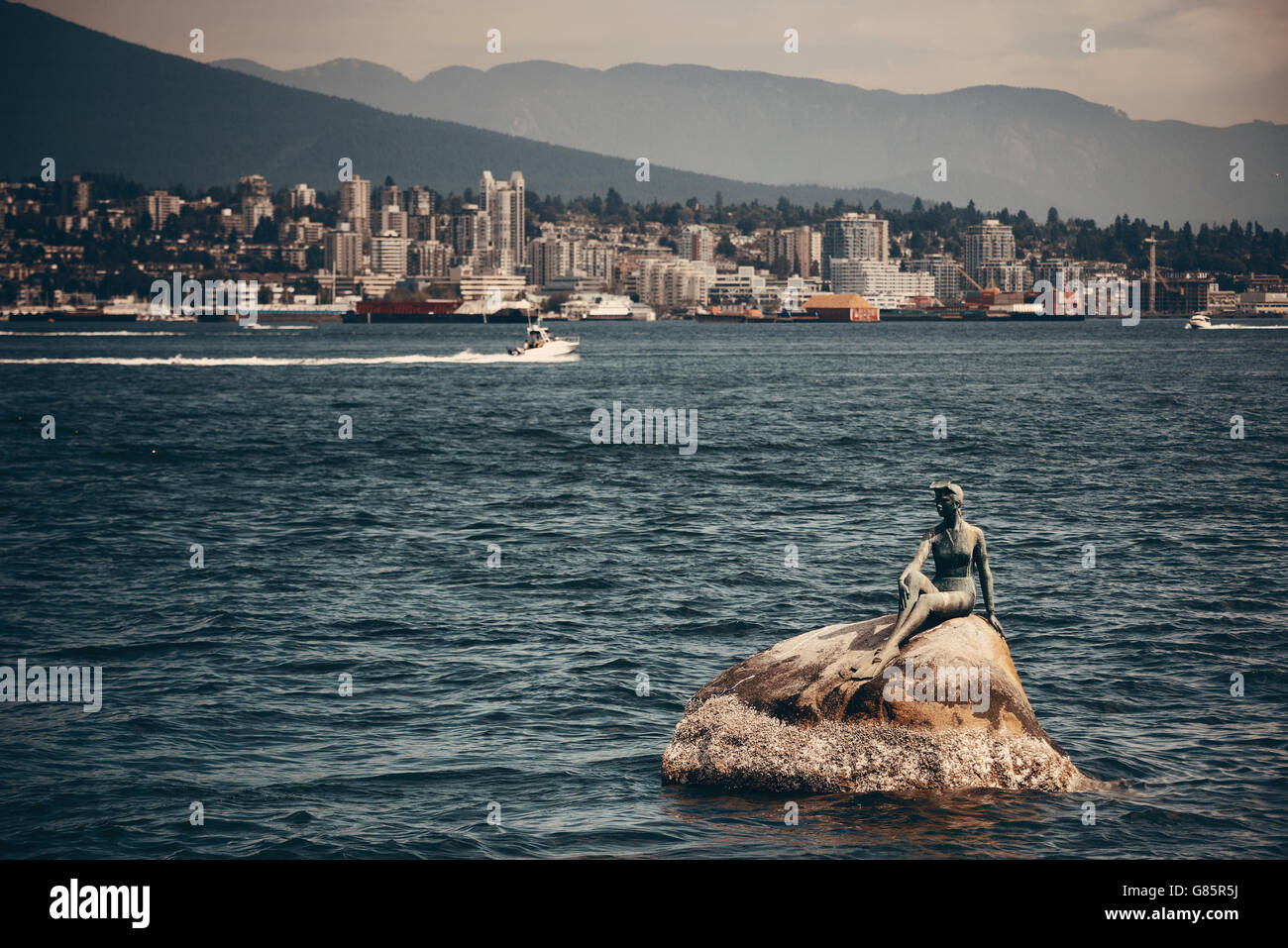 Mädchen in einem Neoprenanzug Skulptur im Meer in Vancouver, Kanada. Stockfoto