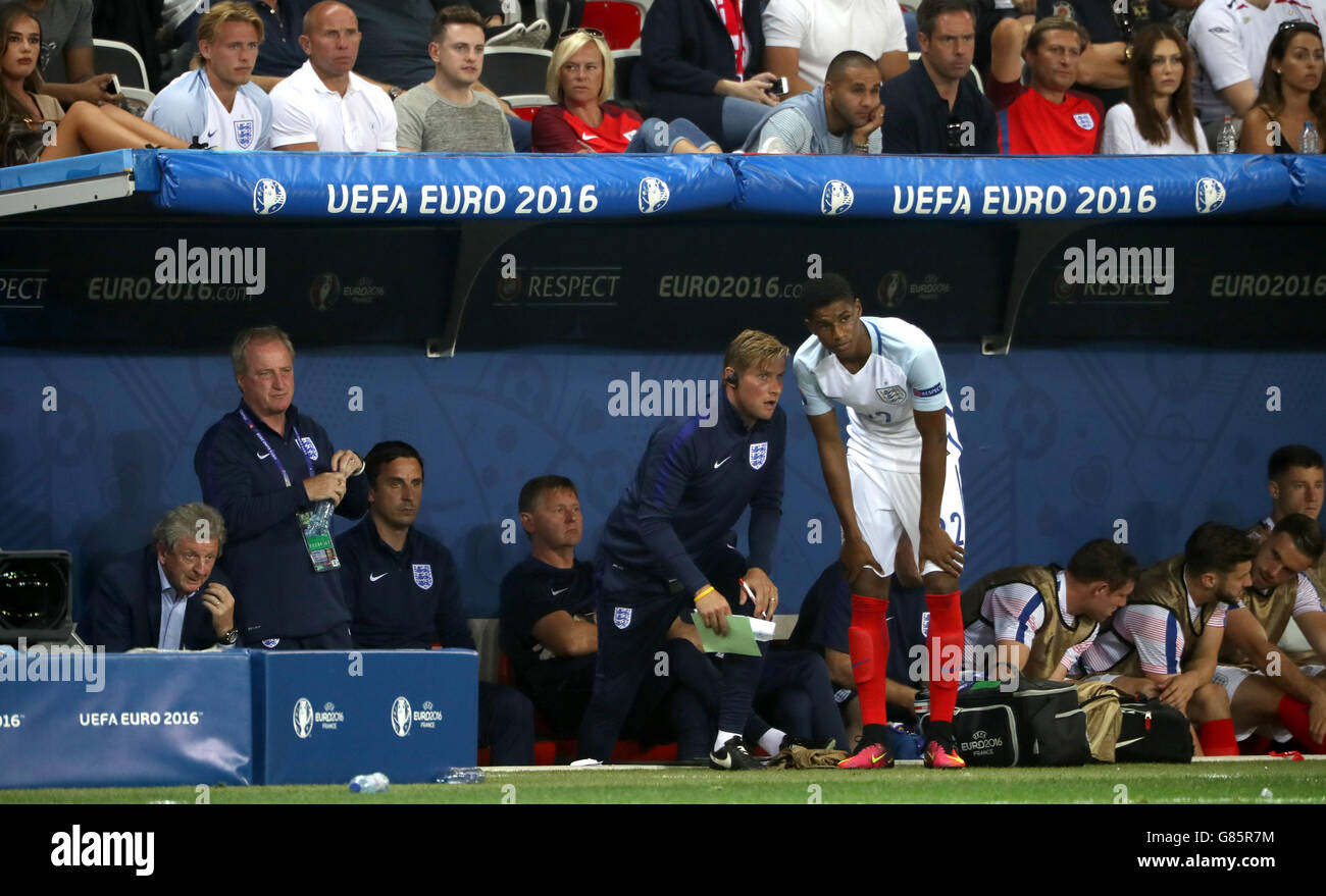 Englands Marcus Rashford (rechts) erhält Anweisungen von Trainer Dave Watson, wie er wartet auf das Spielfeld in der Runde der 16 Spiel im Stade de Nice, Nizza, Frankreich ersetzt werden. Stockfoto