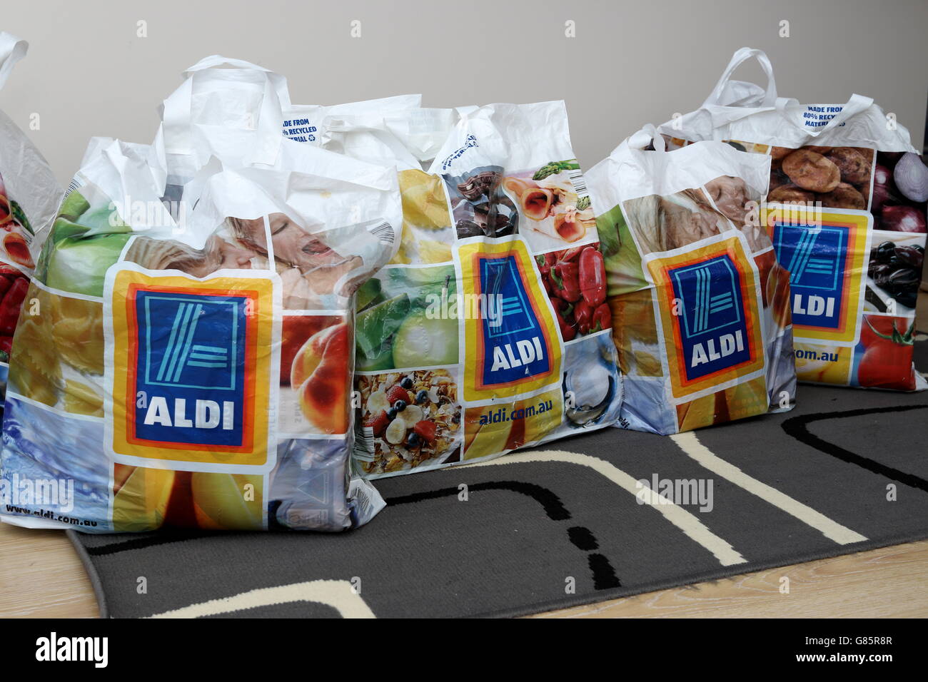 Aldi Australien Shopping Taschen gefullt mit Kolonialwaren Stockfotografie Alamy