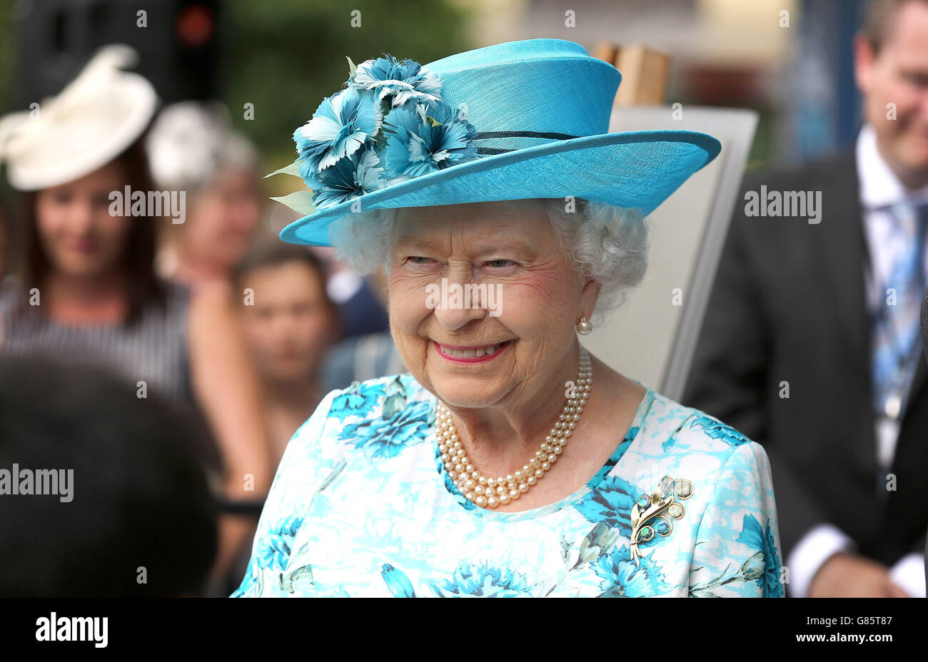 Queen Elizabeth II trifft die Einheimischen während ihres Besuchs am Broadway Theater in Barking. Stockfoto