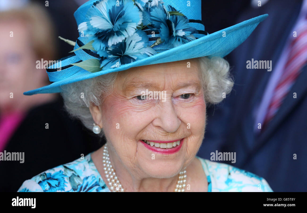 Queen Elizabeth II trifft die Einheimischen während ihres Besuchs am Broadway Theater in Barking. Stockfoto