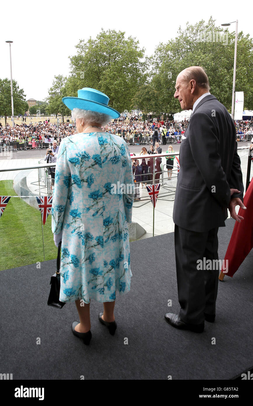 Queen Elizabeth II und der Herzog von Edinburgh kommen zu ihrem Besuch am Broadway Theater in Barking. Stockfoto