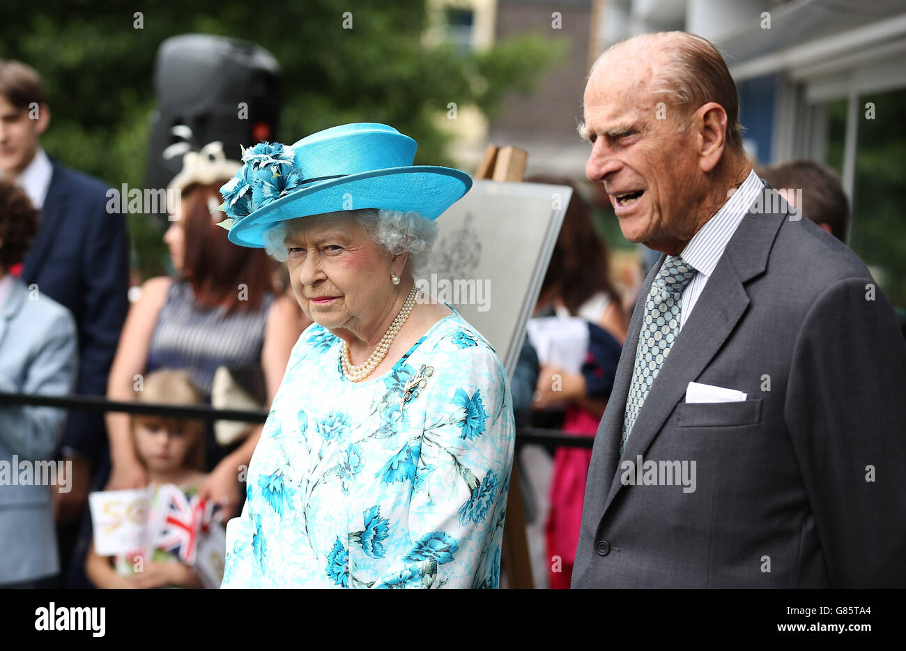 Queen Elizabeth II und der Herzog von Edinburgh kommen zu ihrem Besuch am Broadway Theater in Barking. Stockfoto