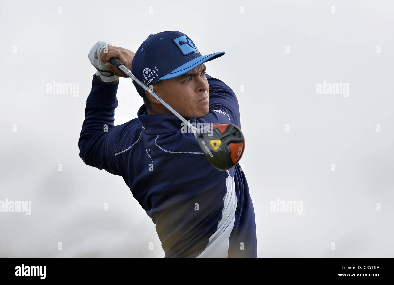 Die USA Rickie Fowler schlägt am ersten Tag der Open Championship 2015 in St Andrews, Fife, den 6. Ab. Stockfoto