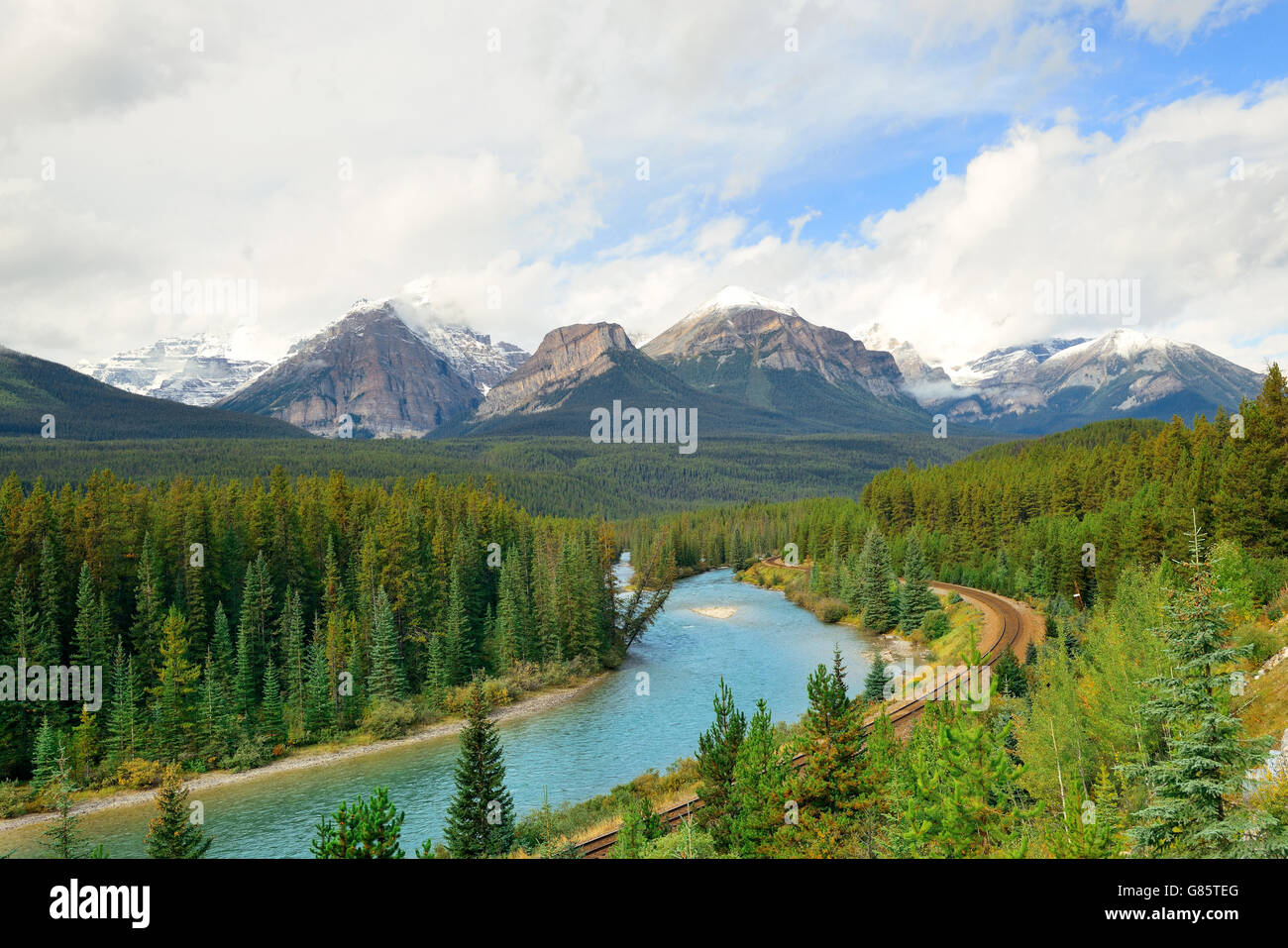 Morant Kurve mit Fluss und Eisenbahn im Banff Nationalpark in Kanada Stockfoto