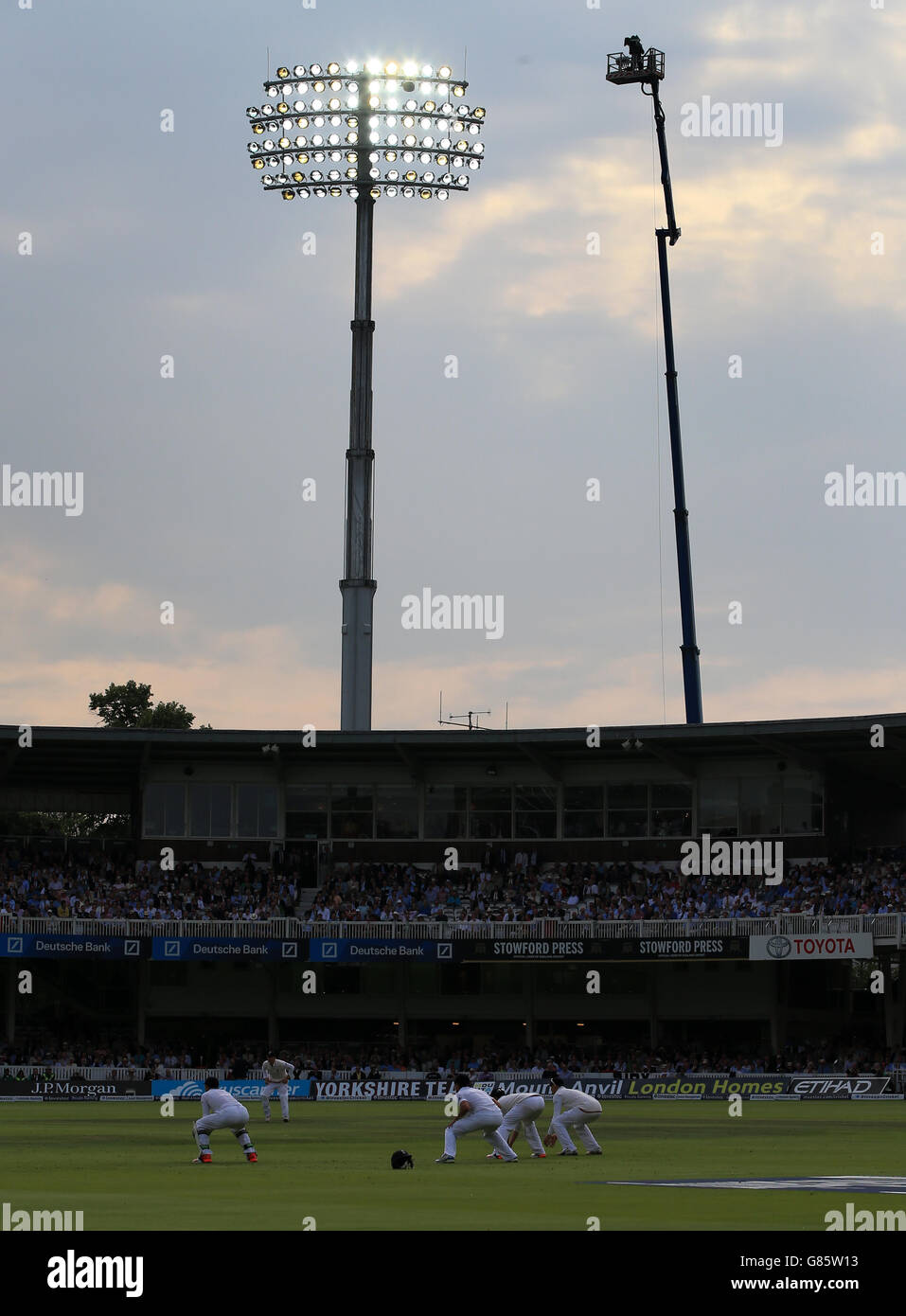 Cricket - Zweiter Investec Ashes Test - England gegen Australien - Tag eins - Lord's. Flutlichter werden während der ersten Spieltage beim zweiten Investec Ashes Test in Lord's, London, eingeschaltet. Stockfoto