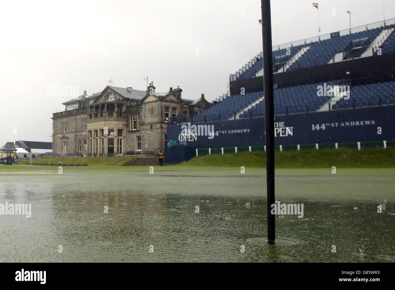 Auf dem 18. Loch bilden sich tiefe Pfützen, während heftiger Regen das Spiel am zweiten Tag der Open Championship 2015 in St Andrews, Fife, unterbricht. Stockfoto