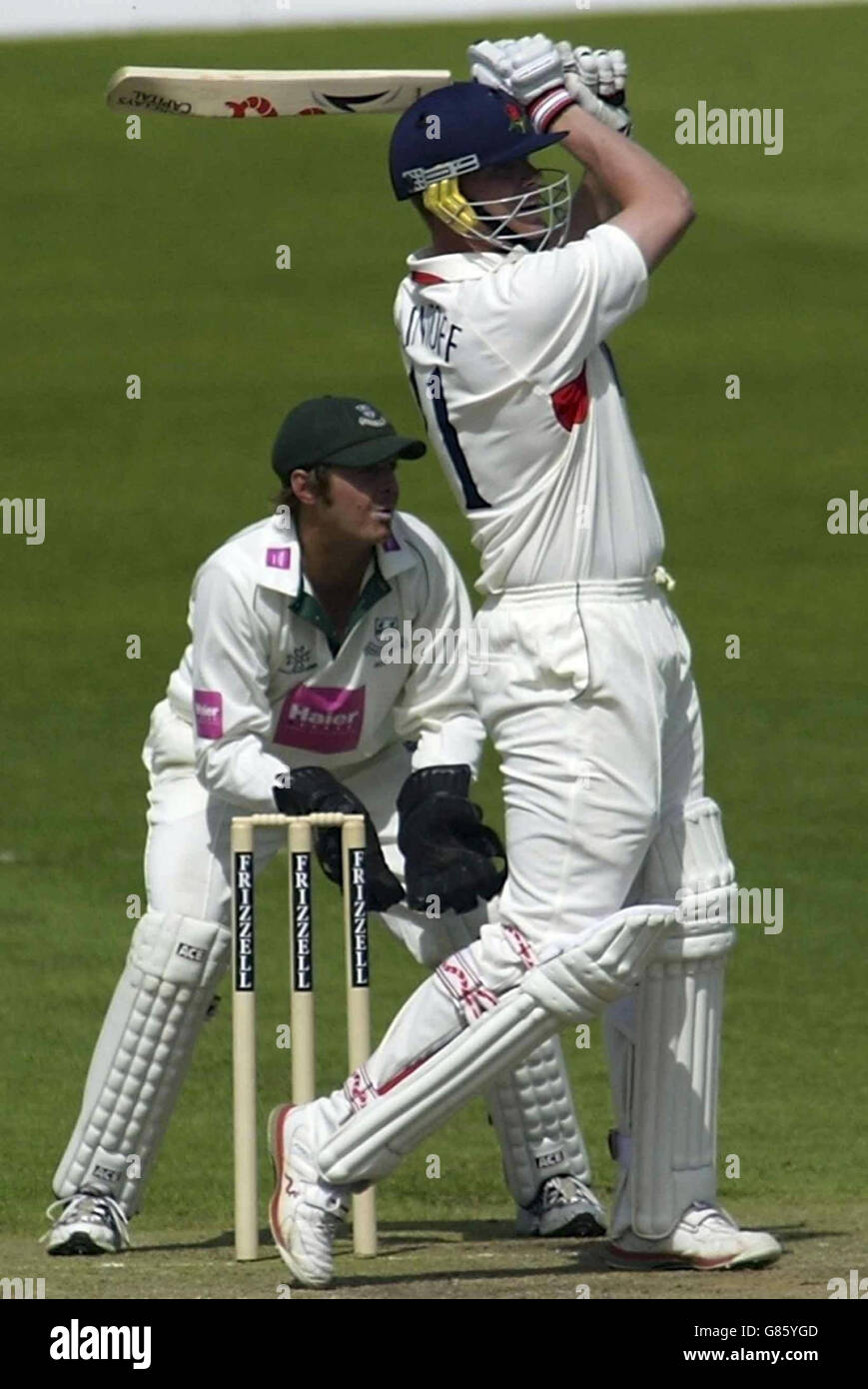 Cricket - Frizzell County Championship Division Two - Worcestershire / Lancashire - New Road. Andrew Flintoff von Lancashire erreicht eine 6-gegen-die-gegen-die-Bowlingbahn von Gareth Batty in Worcestershire. Stockfoto