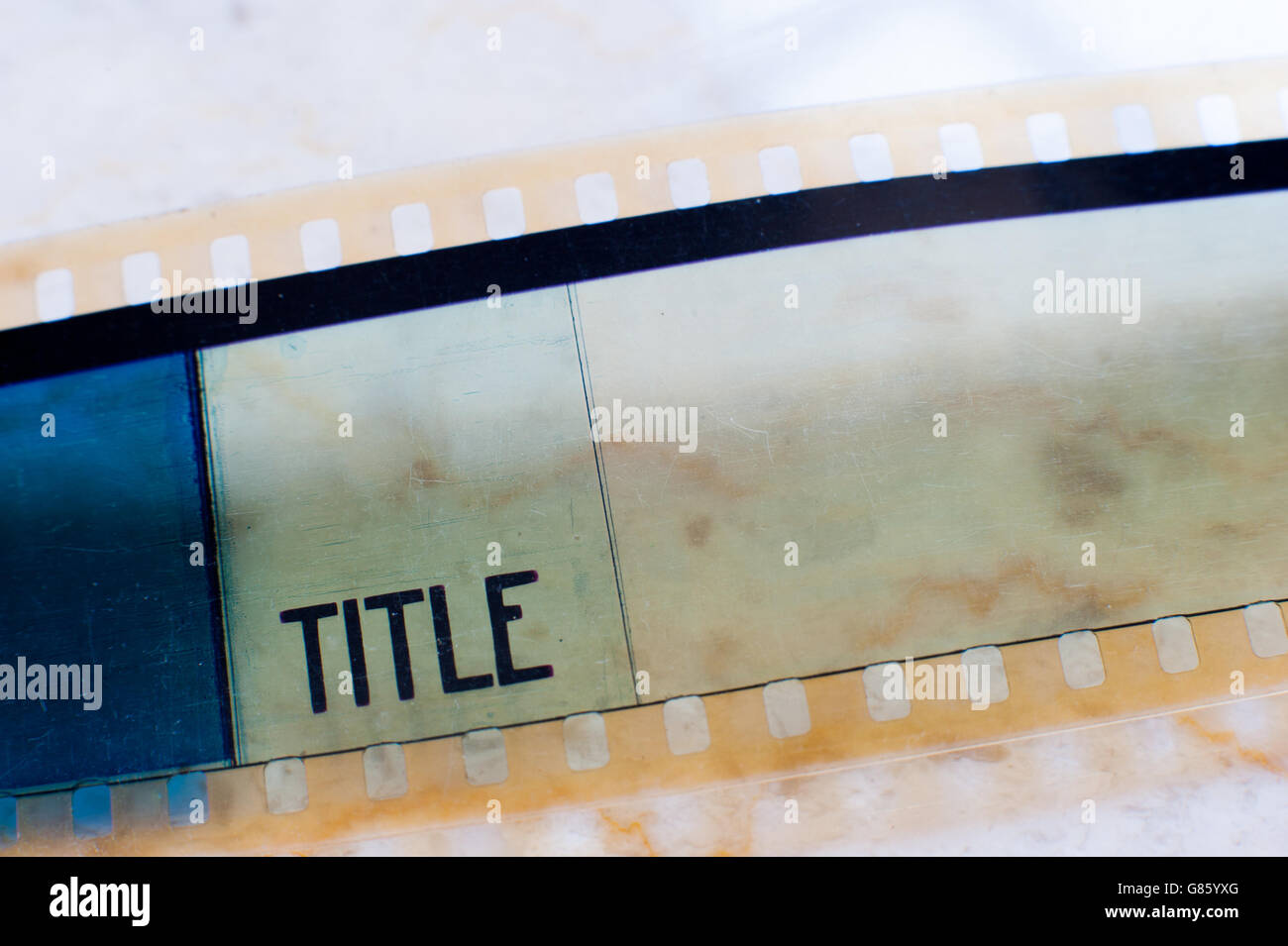 Detail des 35 mm-Film mit Titelbezeichnung gedruckt auf Frame Makro Nahaufnahme selektiven Fokus Stockfoto