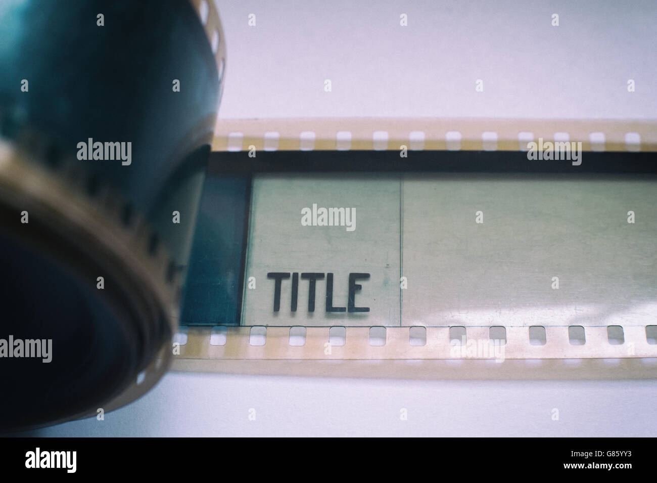 Detail des 35 mm-Film mit Titelbezeichnung gedruckt auf Rahmen mit Rollen auf der linken Makro Nahaufnahme selektiven Fokus Stockfoto