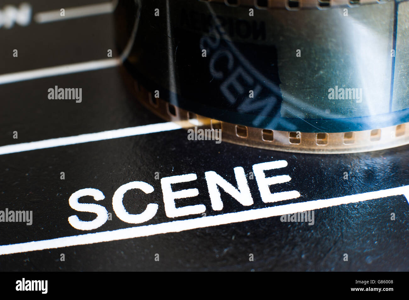 Detail des Film-Klappe mit Szene-Label und Filmrolle, Makro Nahaufnahme selektiven Fokus Stockfoto