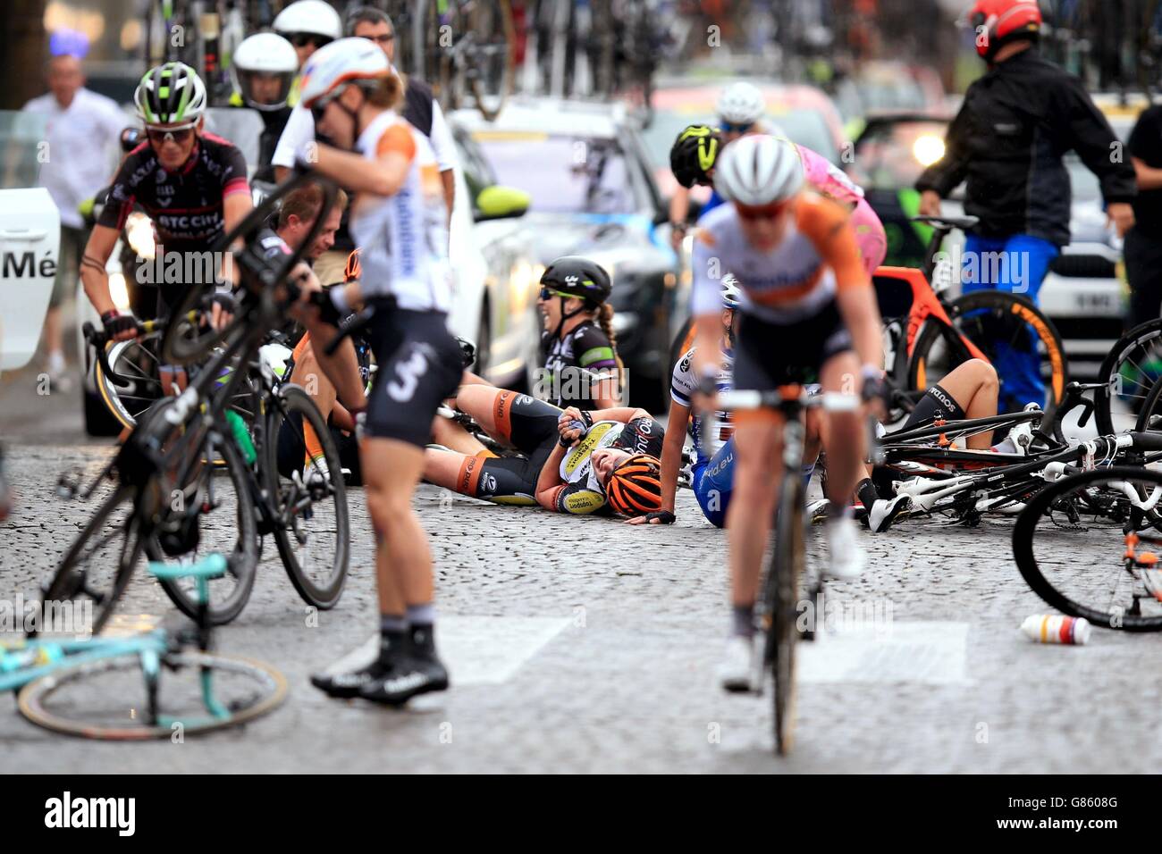 Riders Crash während der Women's La Course by Le Tour eintägiges Rennen in Paris Champs-Elysees, Frankreich. Stockfoto