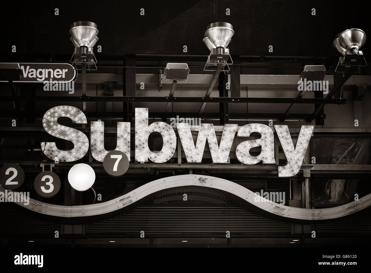 NEW YORK CITY, NY - 30 MAR: U-Bahn Station-Eingang am 30. März 2014 in New York City. Mit 468 Stationen ist einer der New Yorker U-Bahn Stockfoto