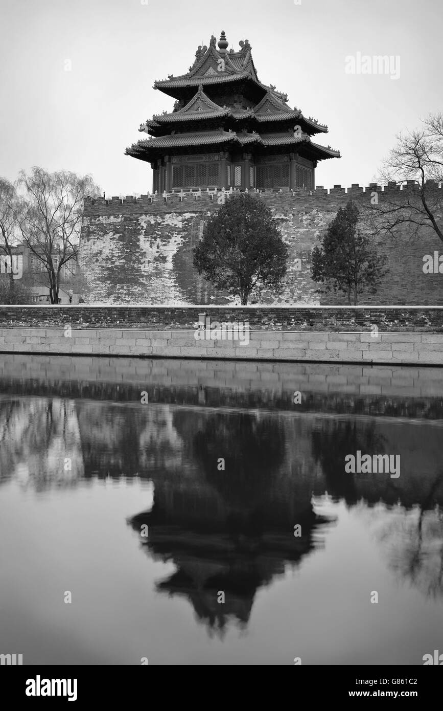 Eckturm in schwarz und weiß im Kaiserpalast in Peking, China Stockfoto