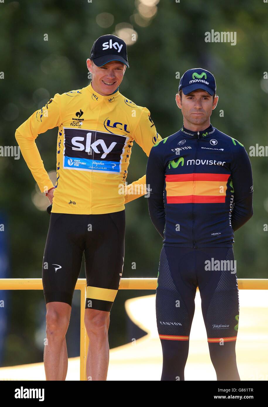 Chris Froome von Team Sky und Alejandro Valverde Belmonte von Team Movistar nach der 21. Etappe der Tour de France 2015 zwischen Sevres und Paris Champs-Elysees. Stockfoto