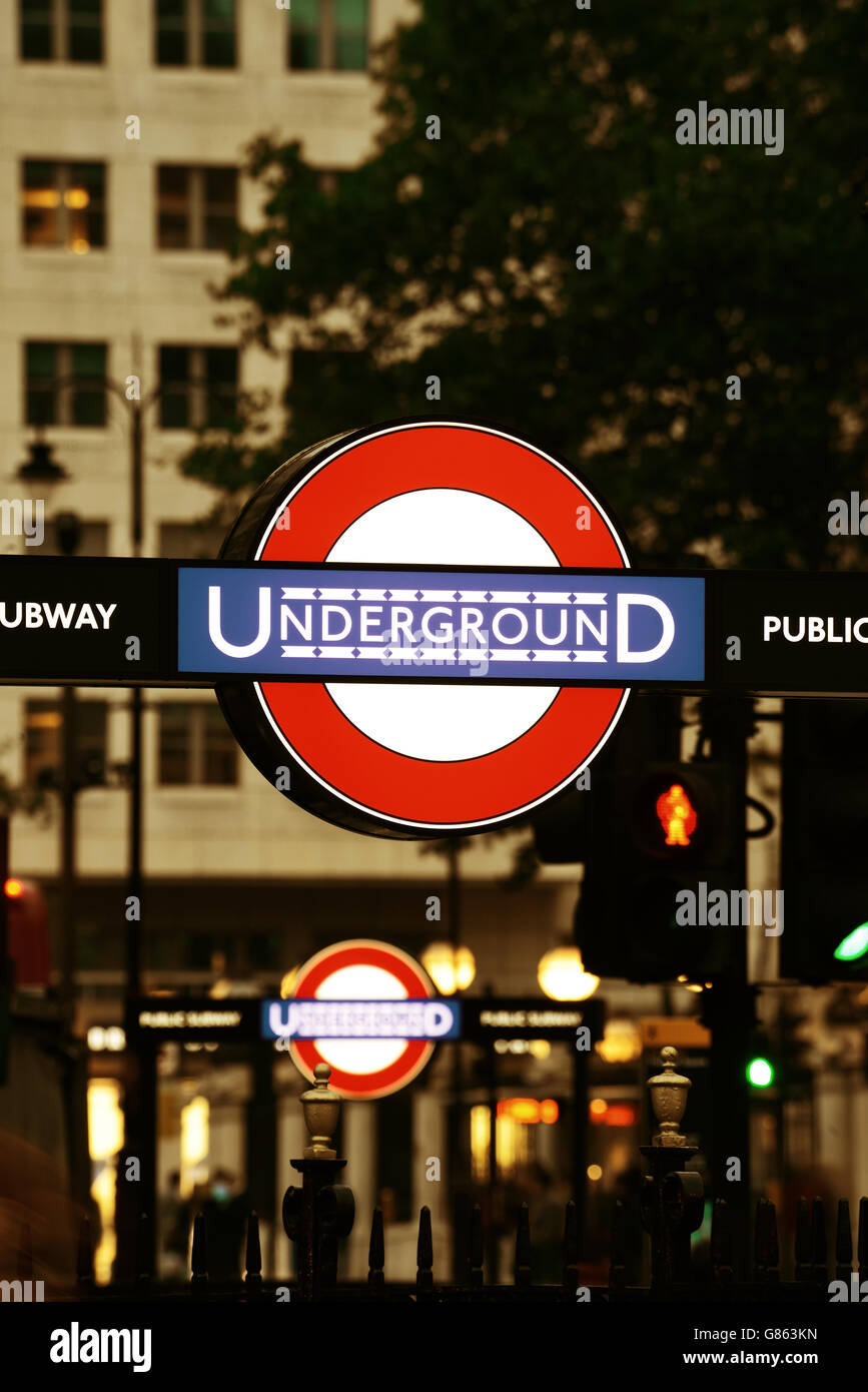 LONDON, UK - 27. September: Bahnhofsgebäudes Zeichen in Street in London am 27. September 2013 in London, Vereinigtes Königreich. London ist die meistbesuchte Stadt der Welt und die Hauptstadt des Königreichs. Stockfoto