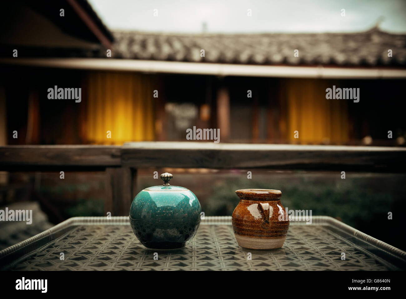 Alten Naxi Stil Innenhof und Tee Topf in Lijiang, Yunnan, China. Stockfoto