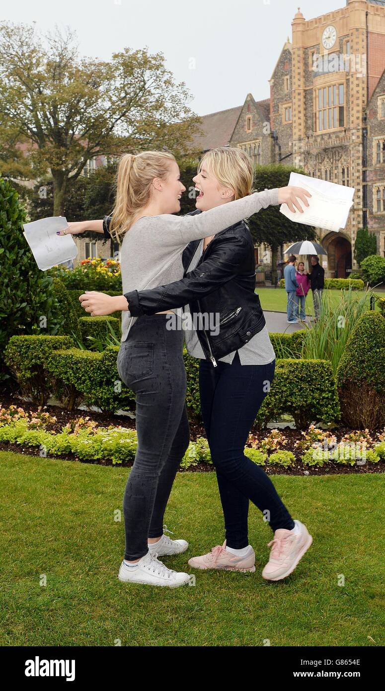 Die Zwillinge Sophie (rechts) und Alice Baxter feiern, nachdem sie ihre ABSTUFUNGSERGEBNISSE am Brighton College in Sussex erhalten haben. Sophie erzielte 3 A und Alice 1 A* und 2 A. Stockfoto