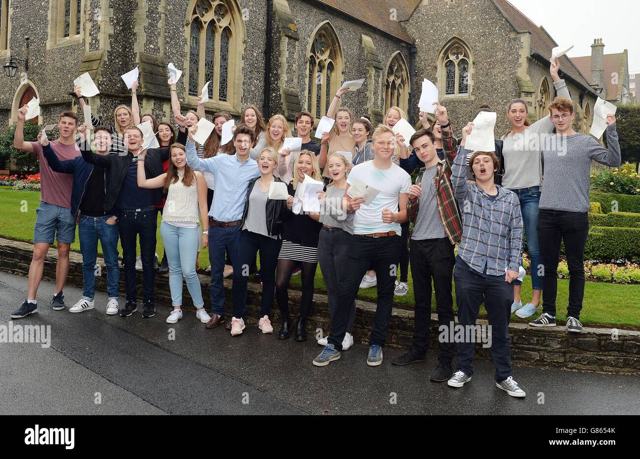 Die Studenten feiern ihre STUDIENERGEBNISSE am Brighton College in Sussex. Stockfoto