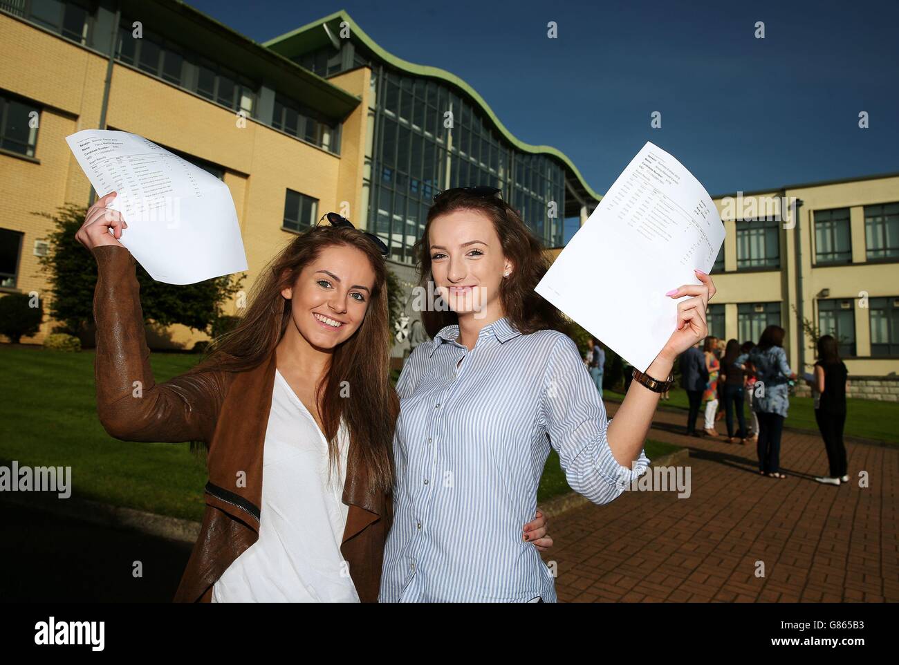 Tiarna Mulvenna (links) und Shona Carson feiern ihre A-Level-Ergebnisse am Dominican College in Belfast. Stockfoto