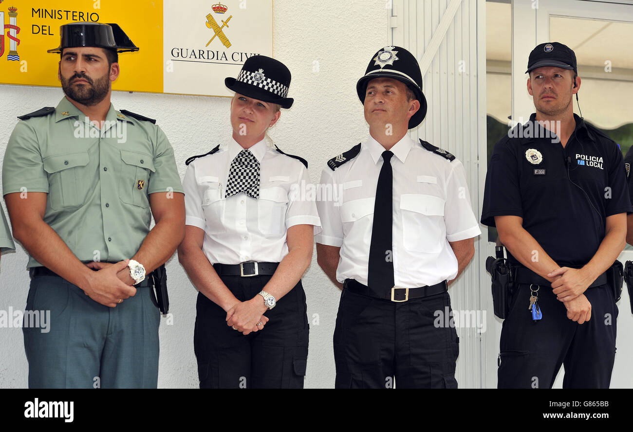 Die Polizeibeamten der West Midlands, die PC Martina Anderson und Sergeant Brett Williams, stehen zwischen spanischen Kollegen von Guardia Civil (links) und Policia Local (rechts), während sie während einer Pressekonferenz in Magaluf, Mallorca, Spanien, während eines vom Auswärtigen Amt finanzierten Prozessbesuchs auf das Wort warten. Patrouille in touristischen Hotspots wie Stränden, Flughafenterminals und Stadtzentren, insbesondere Magaluf. Stockfoto