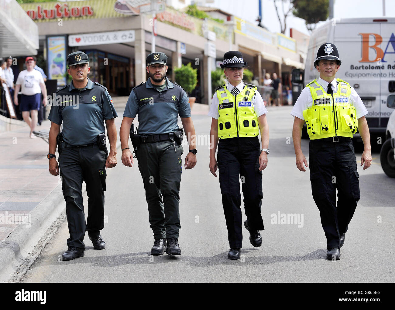 West Midlands Polizeibeamte, PC Martina Anderson und Sergeant Brett Williams (beide rechts), schließen sich spanischen Kollegen in Punta Ballena, dem Hauptclubstrip in Magaluf, Mallorca, Spanien, gleich nach Mittag Ortszeit, bevor es nachts voll wird, an. Während eines vom Auswärtigen Amt finanzierten Prozesses zur Patrouille touristischer Hotspots, einschließlich Strände, Flughafenterminals und Stadtzentren, . Stockfoto