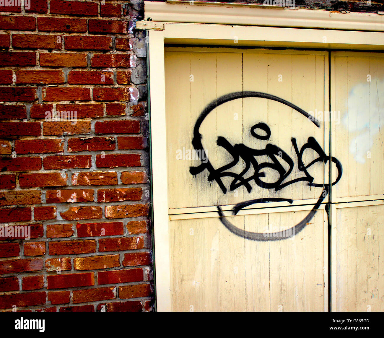 Eine Tür, eine Wand und Graffiti Stockfoto