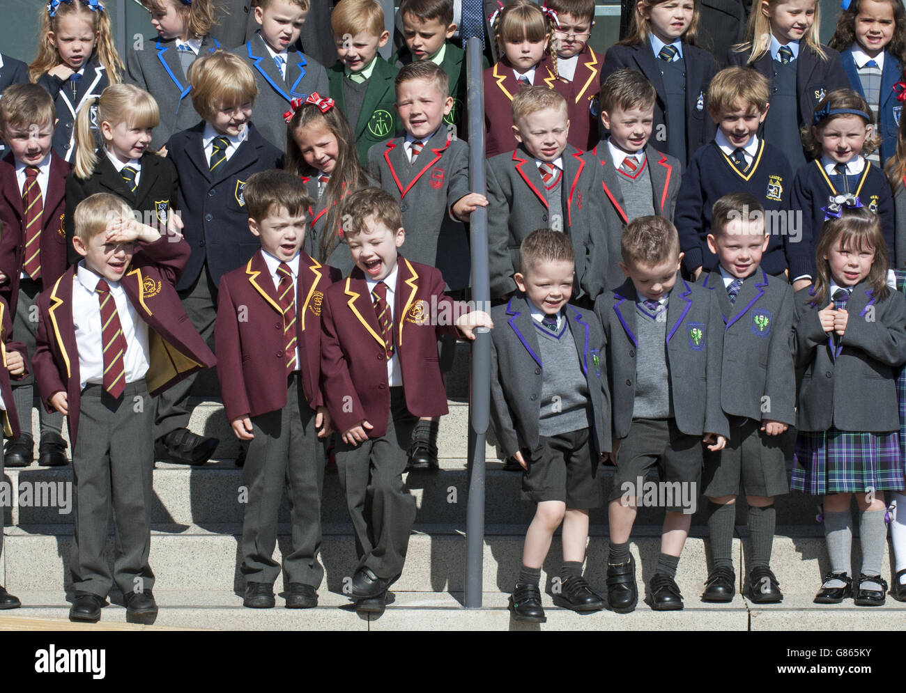 17 Zwillingsgruppen versammelten sich für eine Fotozelle in Greenock, Schottland, wo eine Rekordzahl von 19 Zwillingsgruppen ihre Ausbildung an den Inverclyde Primary Schools beginnen sollen. Stockfoto