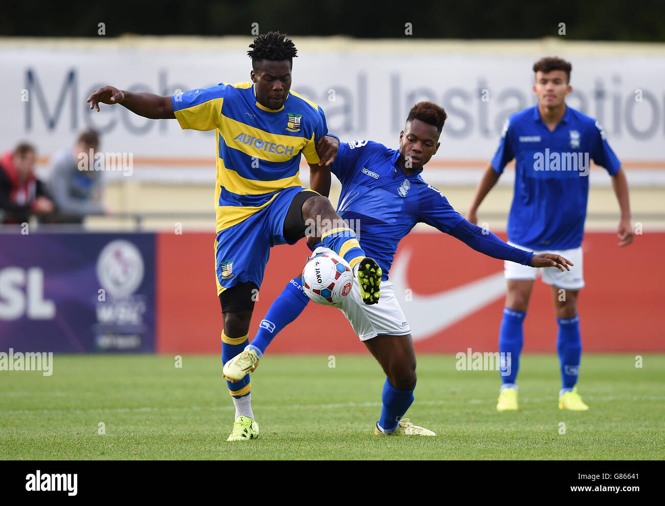 Fußball - vor der Saison freundlich - Solihull Moors gegen Birmingham City - das Autotech Stadium. Akwasi Asante von Solihull Moors (links) und Noe Baba von Birmingham City (rechts) kämpfen um den Ball Stockfoto