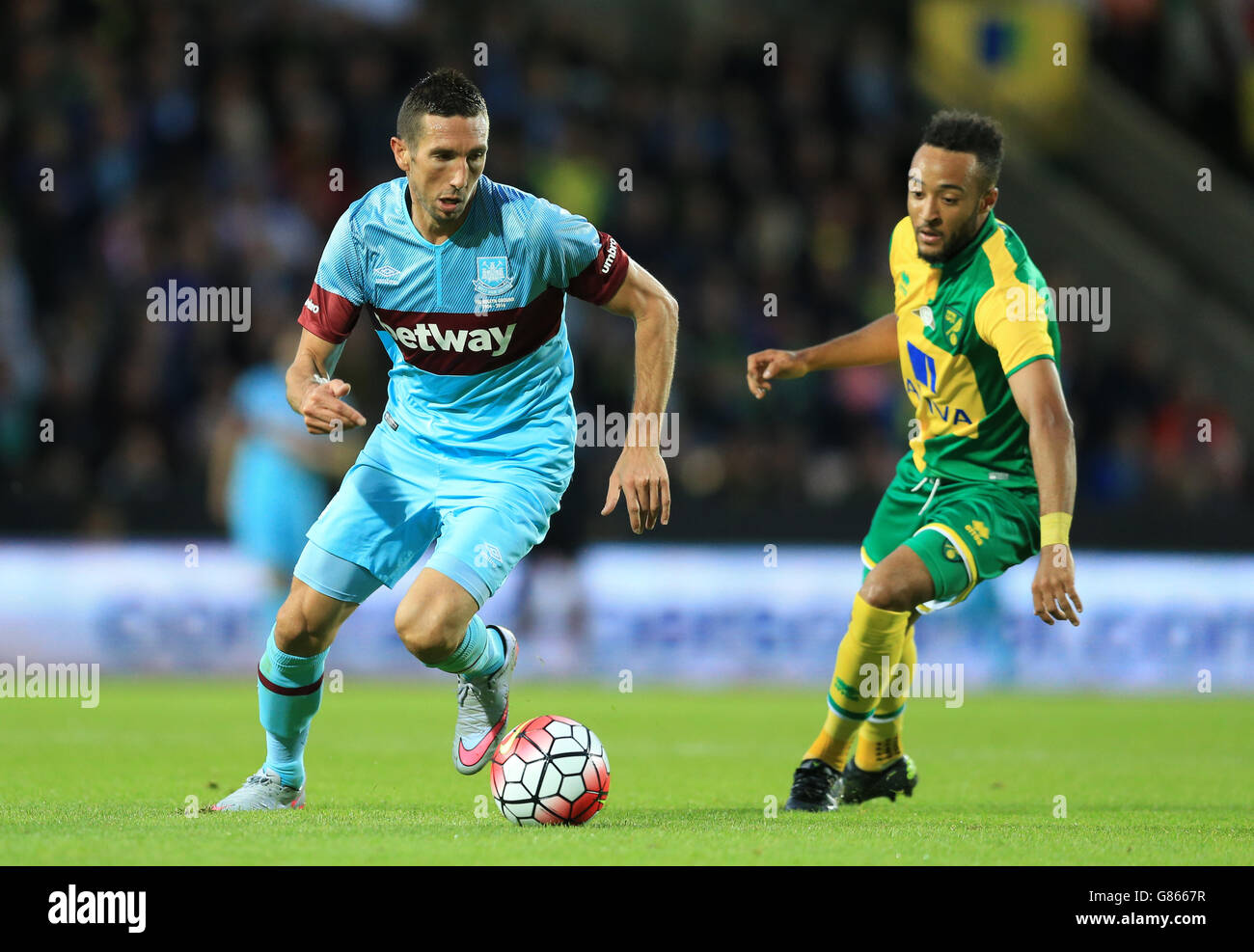 Nathan Redmond (rechts) von Norwich City und Morgan Amalfitano von West Ham United kämpfen während des Vorsaison-Freunds in der Carrow Road, Norwich, um den Ball. Stockfoto