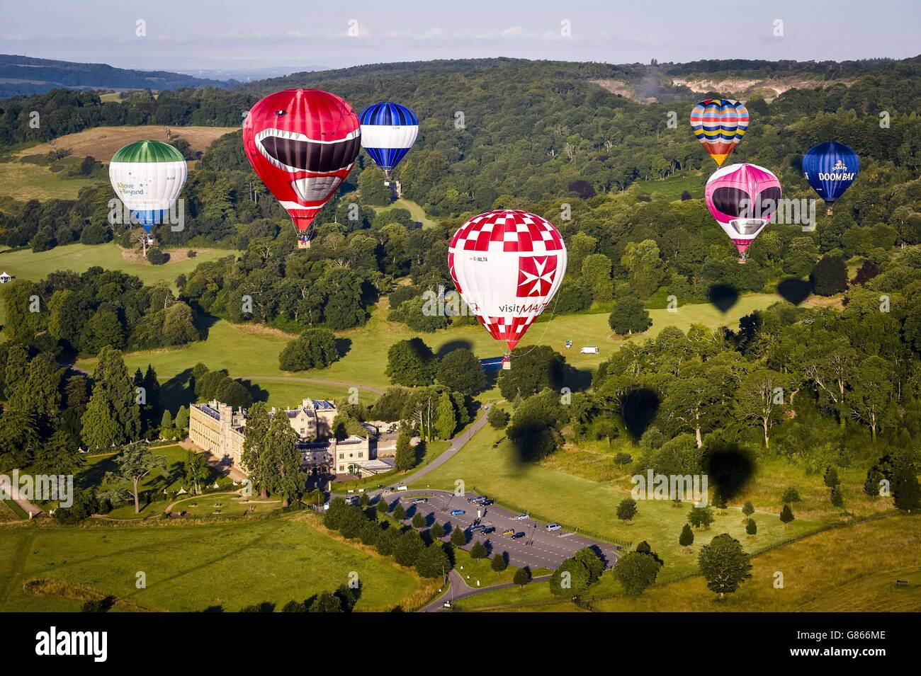 Heißluftballons fliegen über Bristol und das Ashton Court Estate im Vorfeld der Bristol International Balloon Fiesta, bei der sich Hunderte von Ballonfahrern über den Himmel von Bristol und Somerset versammeln werden, um vier Tage lang Ballonfeste zu feiern und zu fliegen. Stockfoto