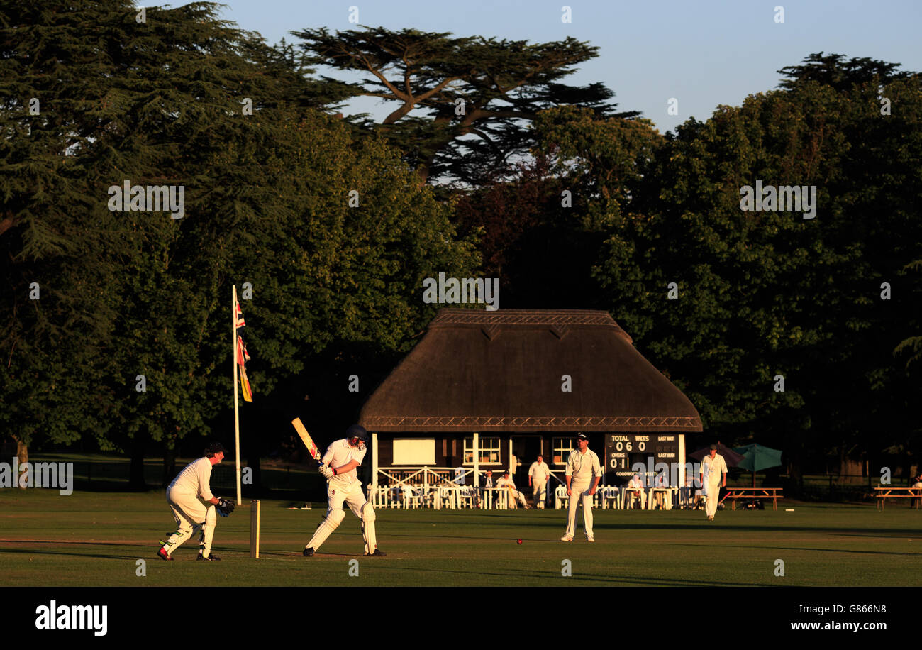 Eine allgemeine Ansicht der Aktion als Mitarbeiter aus dem Goodwood Estate nehmen auf einer lokalen Seite Stockfoto