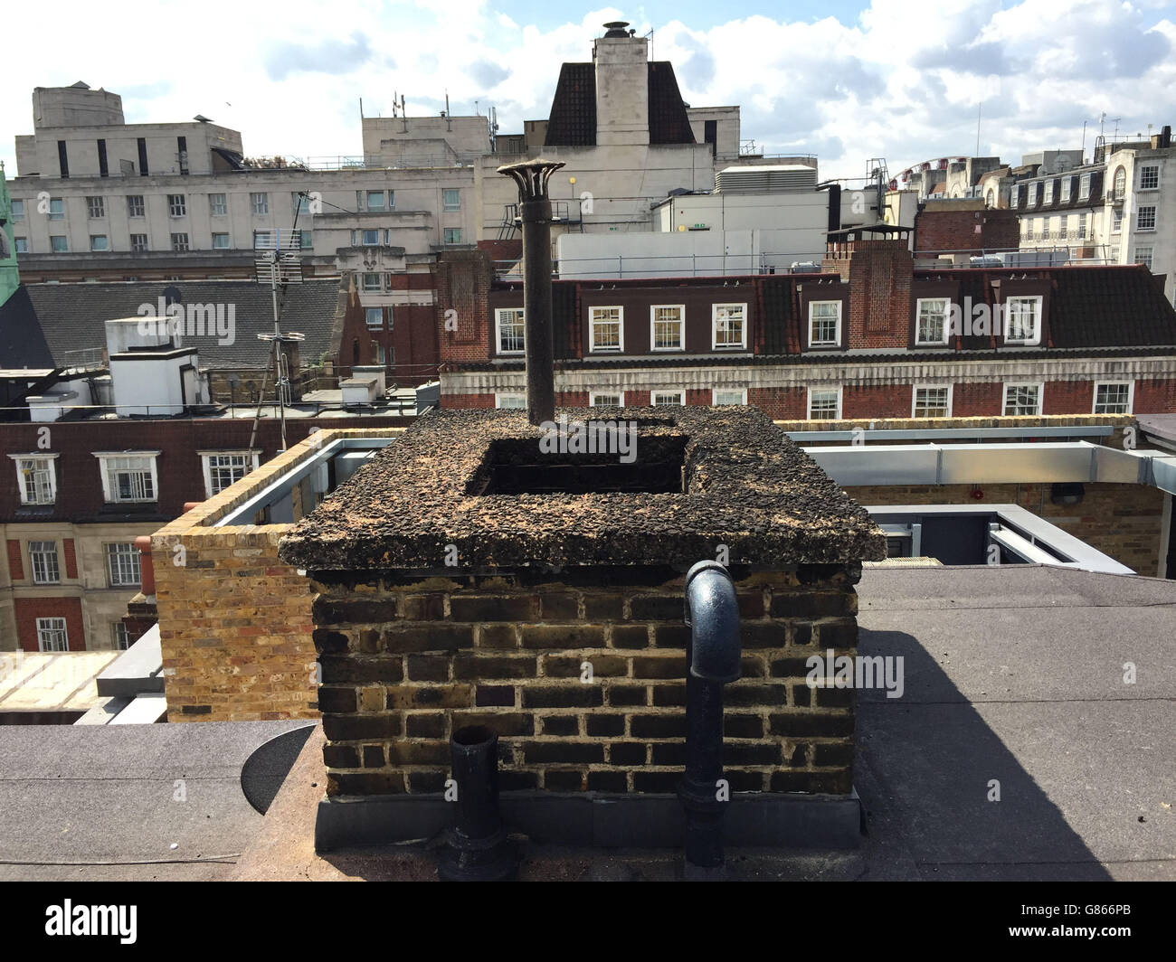 Das Dach eines siebenstöckigen Gebäudes am Great Cumberland Place im Zentrum von London, wo ein Mann nach dem Sturz eines Schornsteins gestorben ist. Stockfoto