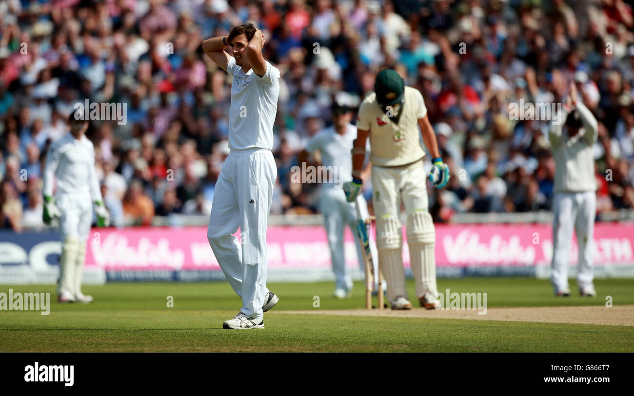 Steven Finn aus England zeigt seine Frustration über eine verpasste Chance am dritten Tag des dritten Investec Ashes Tests in Edgbaston, Birmingham. Stockfoto