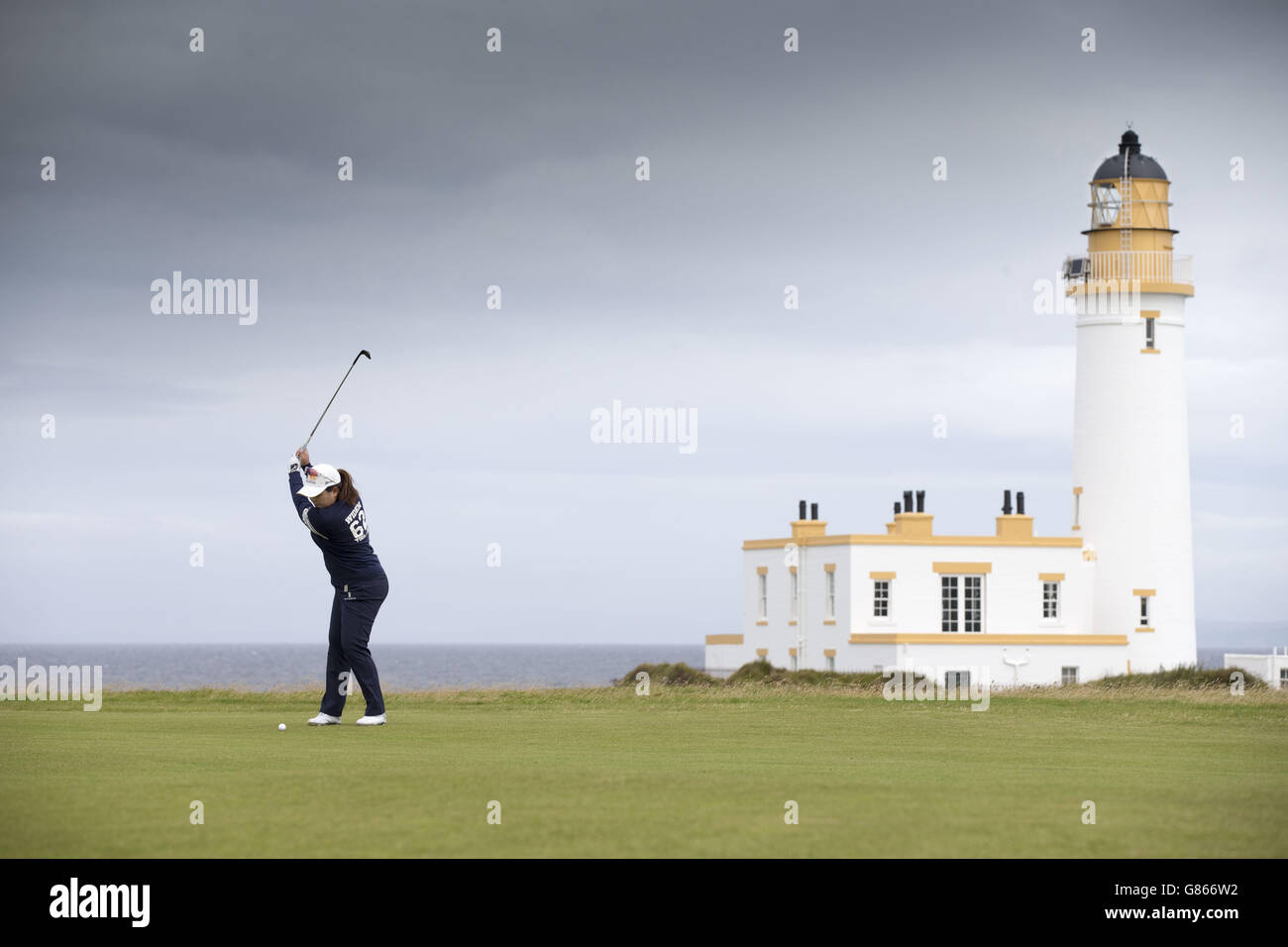 Am zweiten Tag der Ricoh Women's British Open im Trump Turnberry Resort, South Ayrshire, spielt der koreanische Inbee Park ihre Annäherung an das 9. Loch mit dem legendären Turnberry Lighthouse im Hintergrund. DRÜCKEN SIE VERBANDSFOTO. Bilddatum: Freitag, 31. Juli 2015. Siehe PA Geschichte GOLF Frauen. Der Bildnachweis sollte lauten: Kenny Smith/PA Wire. EINSCHRÄNKUNGEN: Nur für redaktionelle Zwecke. Keine kommerzielle Nutzung. Keine falsche kommerzielle Vereinigung. Keine Videoemulation. Keine Bildbearbeitung. Stockfoto