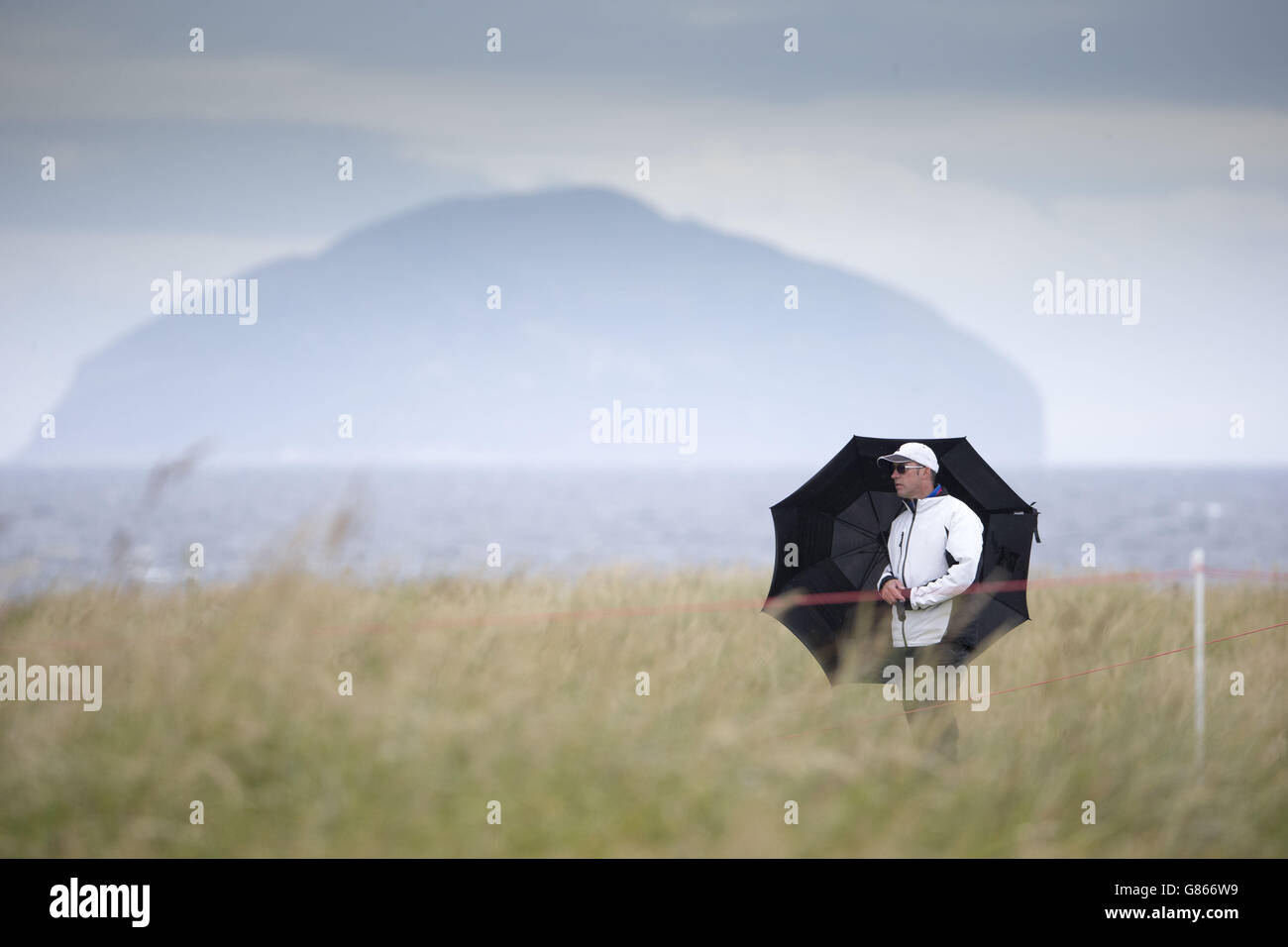 Golffans können sich während des zweiten Tages der Ricoh Women's British Open im Trump Turnberry Resort, South Ayrshire, vom wechselhaften Wetter in Ayrshire bedecken. DRÜCKEN Sie VERBANDSFOTO. Bilddatum: Freitag, 31. Juli 2015. Siehe PA Geschichte GOLF Frauen. Bildnachweis sollte lauten: Kenny Smith/PA Wire. EINSCHRÄNKUNGEN: . Keine kommerzielle Nutzung. Keine falsche kommerzielle Verbindung. Keine Videoemulation. Keine Bildbearbeitung. Stockfoto