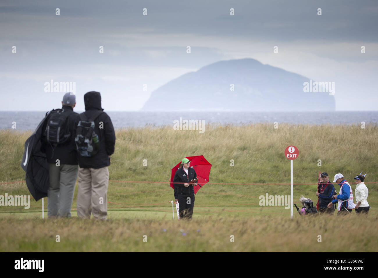 Golffans können sich während des zweiten Tages der Ricoh Women's British Open im Trump Turnberry Resort, South Ayrshire, vom wechselhaften Wetter in Ayrshire bedecken. DRÜCKEN SIE VERBANDSFOTO. Bilddatum: Freitag, 31. Juli 2015. Siehe PA Geschichte GOLF Frauen. Der Bildnachweis sollte lauten: Kenny Smith/PA Wire. EINSCHRÄNKUNGEN: Keine kommerzielle Nutzung. Keine falsche kommerzielle Vereinigung. Keine Videoemulation. Keine Bildbearbeitung. Stockfoto